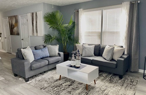 Westover House | Cheerful 2-Bedroom Townhouse 5-7 minutes to Everything
