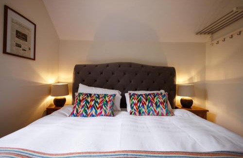Iron Acton House | Cheerful 7-bedroom house with hot tub sleeps 25