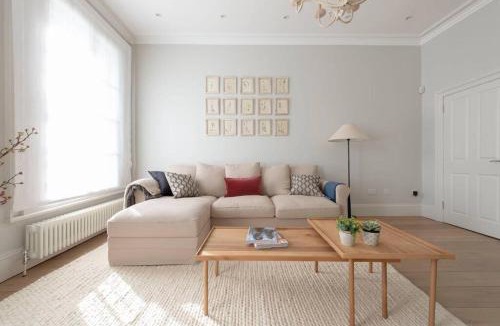 South Kensington Apartment | Chelsea Stunning two Bedroom Townhouse with Airconditioning