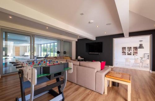 Cheltenham House | Cheltenham's Most Luxurious House - Beautiful Hot Tub & Indoor Pool