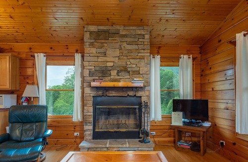Candler Cabin | 🍃 Cherokee Log Cabin w/ Stunning Mountain Views