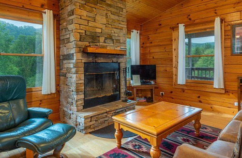 Candler Cabin | 🍃 Cherokee Log Cabin w/ Stunning Mountain Views
