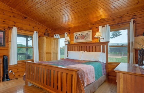 Candler Cabin | 🍃 Cherokee Log Cabin w/ Stunning Mountain Views
