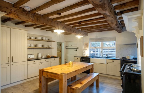 Kinoulton House | Cherry Trees Farmhouse with Hot Tub
