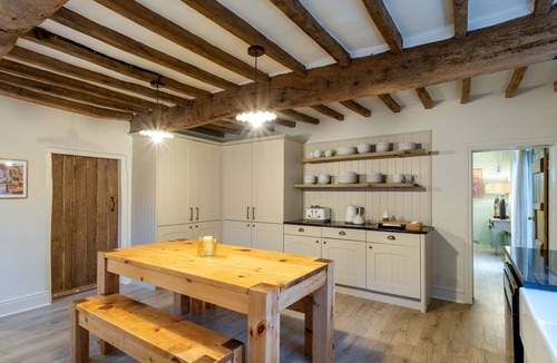 Kinoulton House | Cherry Trees Farmhouse with Hot Tub