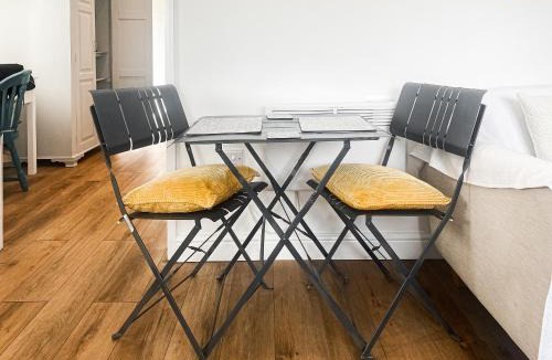 Camborne House | Chi Lowen