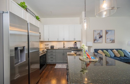 Second Ward Apartment | Chic 1-Bedroom Modern Apt with Gym & Free Parking