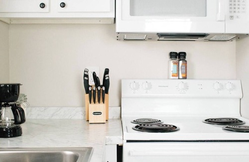 Montgomery Apartment | Chic 1BR Retreat | Pets + Urban Access