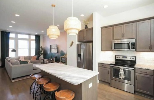 East Hill House | Chic 3B/3 Miles to Broadway/Free Parking Includednn