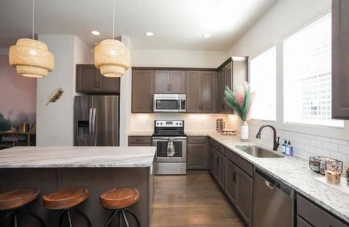 East Hill House | Chic 3B/3 Miles to Broadway/Free Parking Includednn