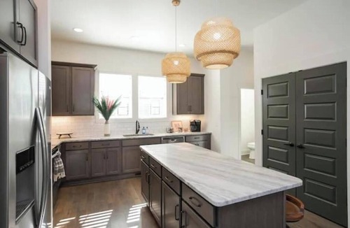 East Hill House | Chic 3B/3 Miles to Broadway/Free Parking Includednn