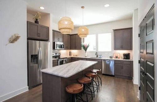 East Hill House | Chic 3B/3 Miles to Broadway/Free Parking Includednn