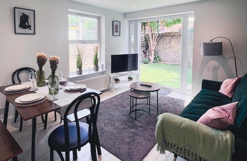 Queen's Park Apartment | Chic 3BR Apt near Queen's Park