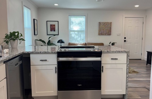 Northside Cottage | Chic Cozy 2 bedroom Cottage in Chapel Hill with AC and private parking