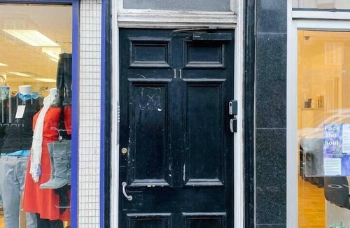 Longcroft Apartment | Chic flat close to Edinburgh, Airport, & Zoo