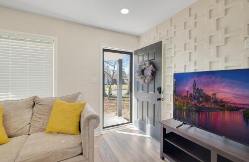 Southeast Raleigh House | Chic home with king bed in Raleigh
