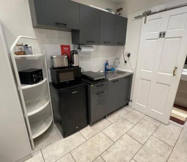 London Borough of Hounslow Apartment | Chic Modern Studio Apartment near Heathrow Airport