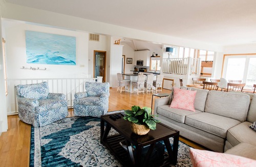 Duck House | Chic Property with Waterfront Pool and Hot tub - Gym, Pickleball Courts!