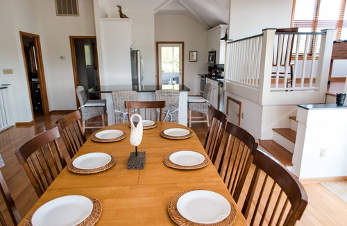 Duck House | Chic Property with Waterfront Pool and Hot tub - Gym, Pickleball Courts!