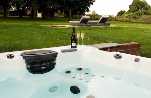 Princes Risborough House | Chilterns Countryside Hideaway with Hot Tub - Pass the Keys