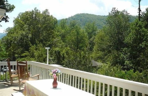 Bat Cave House | Chimney Rock Getaway minutes to State Park Wi-Fi, Game Room, Pet friendly, Kids