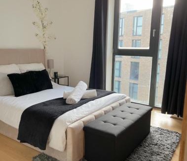 Gay Village Apartment | Chinatown Nights with FreePark and Netflix