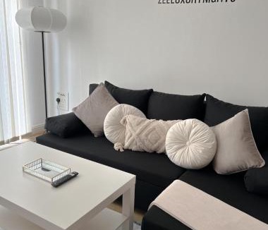 Gay Village Apartment | Chinatown Nights with FreePark and Netflix