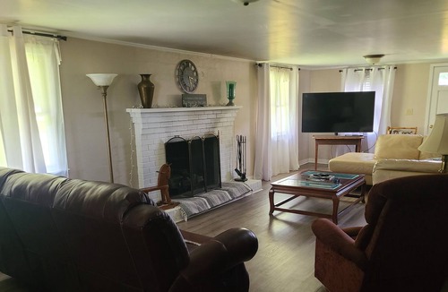 Norwood House | Chirpy lake bungalo