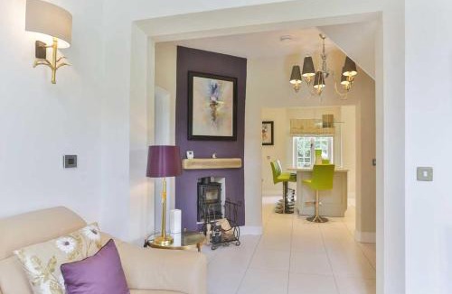 Hemingford Abbots House | Chocolate Box Thatched Lodge by the Lake