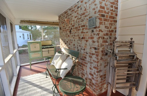 New Bern House | Circa 1810 Home - Downtown New Bern Historic District - 2 BRs with King Beds