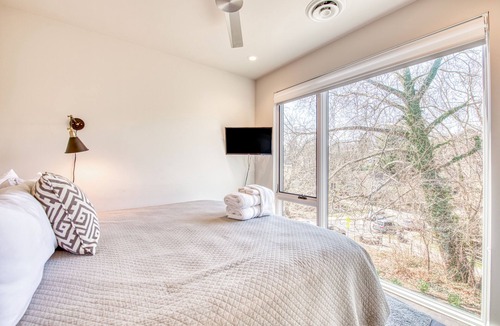 Historic Montford Apartment | City escape near downtown with rooftop deck, gas grills, WiFi & private balcony