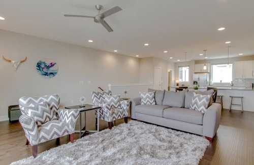 Katie Hill Neighborhood Villa | City Overlook - Luxury Amenities - Mins to D`Town