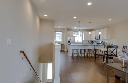 Katie Hill Neighborhood Villa | City Overlook - Luxury Amenities - Mins to D`Town