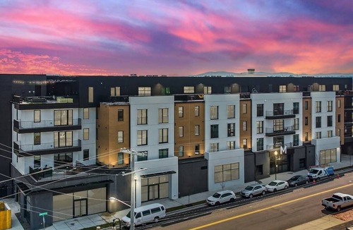 Rolling Mill Hill Condo | City-view condo with rooftop lounge, gym, & 10-minute walk to downtown
