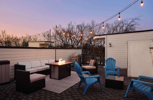 East Hill House | Cityscape Rooftop, Game Room, 10 Min To Broadway | 10 Min to Nissan Stadium, Garage, Ping Pong, Karaoke, Axe Throwing, Shuffleboard, 10 Mins to Broadway, 5 Mins to Five Points, Perfect for Bachelors or Bachelorettes, 24 Hr Hospitality