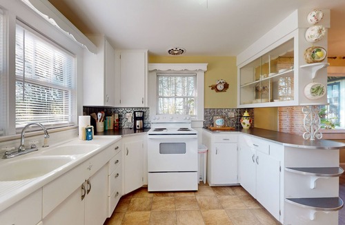 Hendersonville House | Classic cottage at Burntshirt Vineyards with 2 decks - steps from tasting room