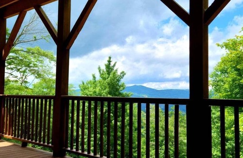 Sugar Mountain Cabin | Classic Log Cabin w/Secluded Mountain Views!