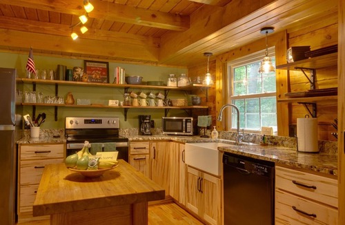 Weaverville Cabin | Classic log cabin 20 minutes to downtown Asheville/hot tub/fire pit/game room