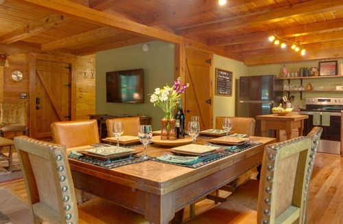 Weaverville Cabin | Classic log cabin 20 minutes to downtown Asheville/hot tub/fire pit/game room
