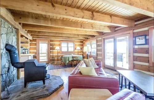Chimney Rock Cabin | Classic Mountain Top Log Cabin, Hot Tub, Pool Table, DISCOUNTED RATES