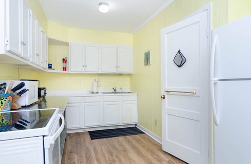 South End House | Classic pet-friendly lower level 3 bedroom duplex!
