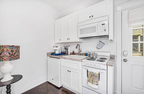 Lockeland Springs Cottage | Clean, comfortable and modern cottage in trendy and historic Lockeland Springs
