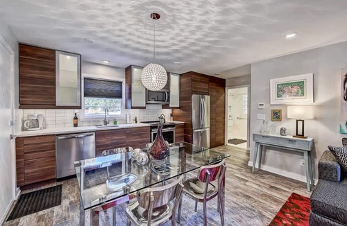 Cherry Condo | Clean Myers Park 1BR King Condo | Queens Rd