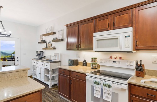 Leicester House | Cloud Nine | Private 40-Acre Mountaintop w/Hot Tub, Theater & Biltmore Pass