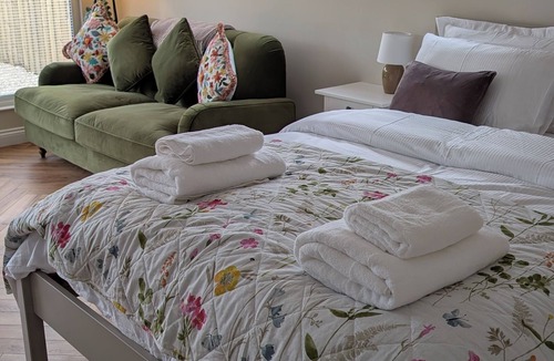 Crumlin Cabin | Clover Cottage - country lodge - Close to Belfast international Airport