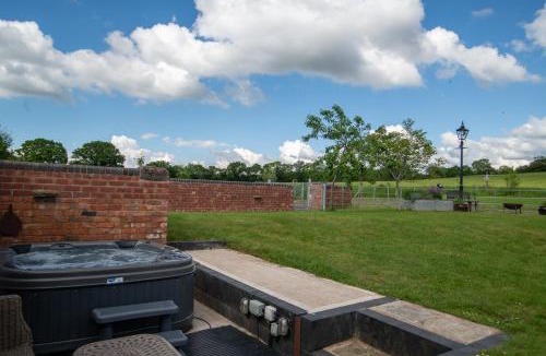 Alcester House | Coach House at Oaks Barn Farm Alcester with optional hire Salt water hot tub