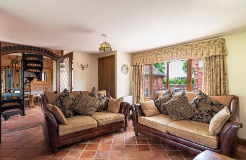 Alcester House | Coach House at Oaks Barn Farm Alcester with optional hire Salt water hot tub