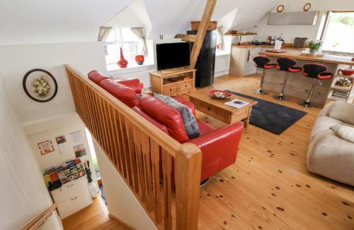 Clawdd-newydd House | Coach House