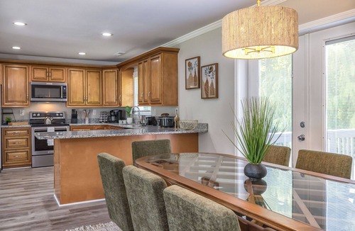 Hampstead House | Coastal Comfort - Perfect for Groups - Games + Deck
