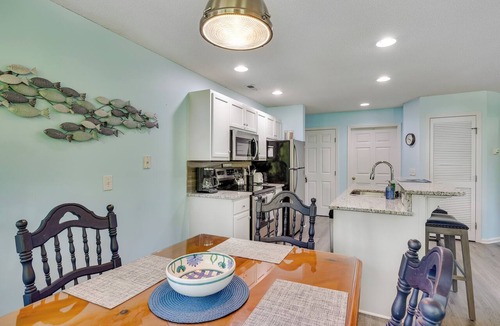 St. James Condo | Coastal Condo w/Screened Deck + Community Pool